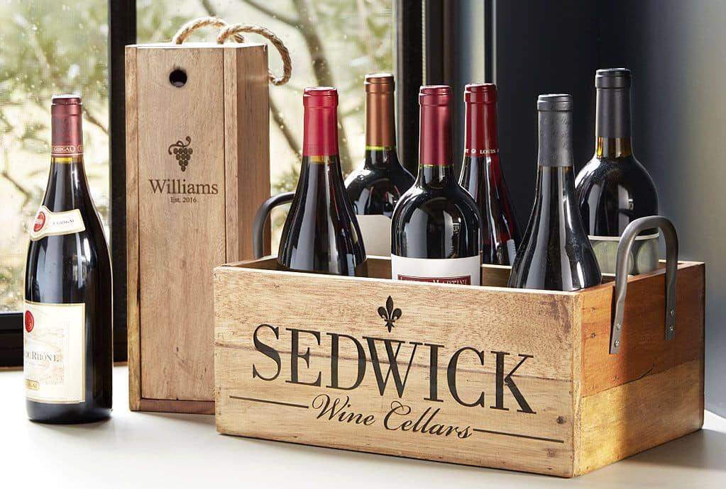 Personalizable gift set with a custom engraved wine box